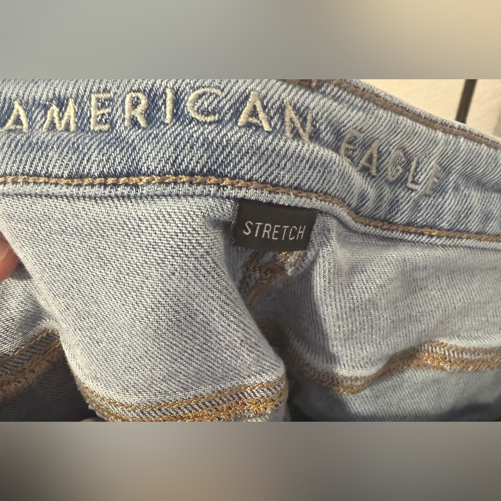 American Eagle Distressed Straight Mom Jeans Size 6 Long Light Wash Ripped Denim - Picture 12 of 14